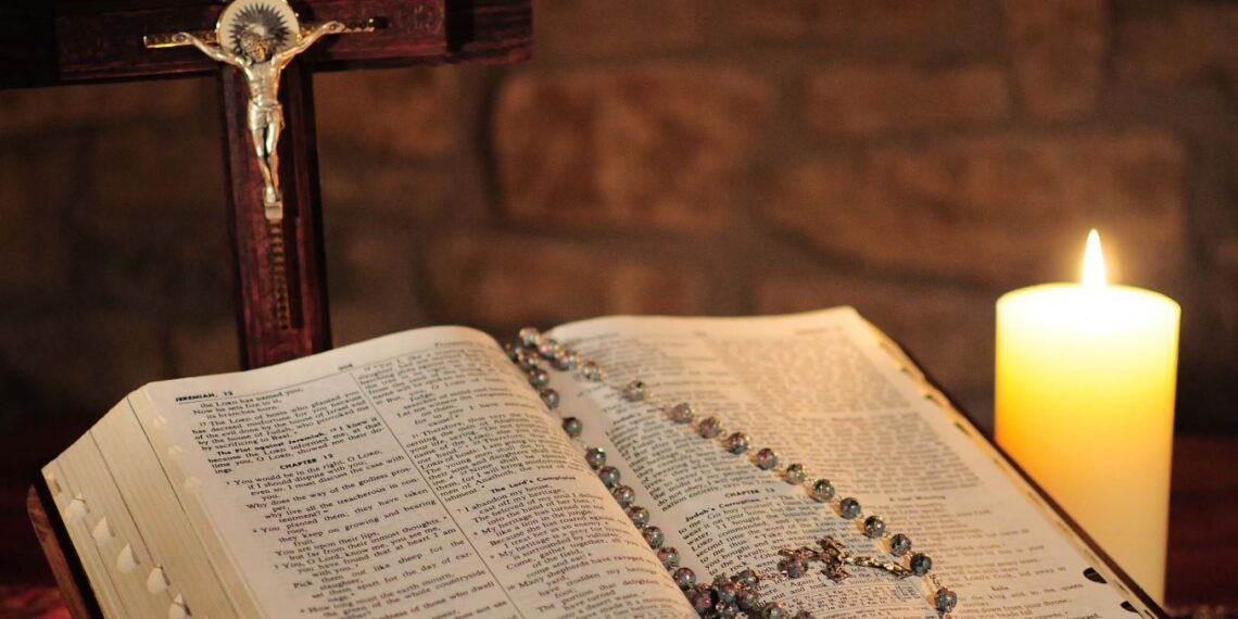 AI ĐÃ PHÂN CHIA THÁNH KINH THÀNH CHƯƠNG VÀ CÂU?