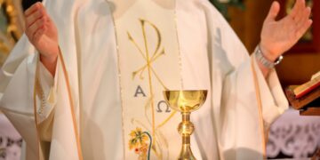 TẠI SAO LINH MỤC MẶC ÁO LỄ ?