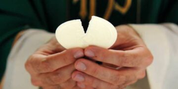 NGHI THỨC BẺ BÁNH *