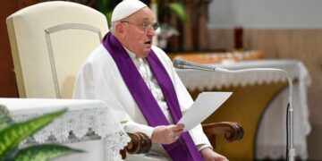 ĐỨC GIÁO HOÀNG PHANXICO GIẢI THÍCH TẠI SAO GIÁO HOÀNG LẠI MẶC ÁO MÀU TRẮNG