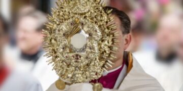 TẠI SAO MANG KHĂN CHOÀNG VAI KHI BAN PHÉP LÀNH CHẦU THÁNH THỂ?