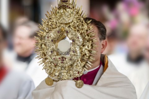 TẠI SAO MANG KHĂN CHOÀNG VAI KHI BAN PHÉP LÀNH CHẦU THÁNH THỂ?