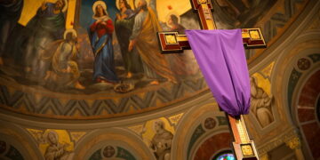 TẠI SAO LẠI CHE PHỦ CÁC THÁNH GIÁ VÀ CÁC ẢNH TƯỢNG TRONG TUẦN CUỐI MÙA CHAY?