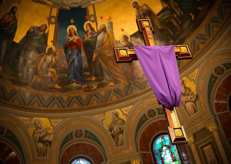 TẠI SAO LẠI CHE PHỦ CÁC THÁNH GIÁ VÀ CÁC ẢNH TƯỢNG TRONG TUẦN CUỐI MÙA CHAY?