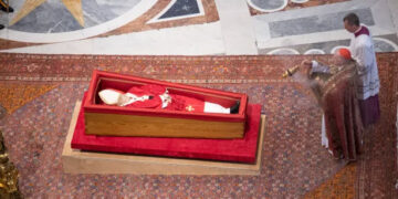 TẠI SAO MÀU ĐỎ LẠI LÀ MÀU TANG LỄ CỦA CÁC ĐỨC GIÁO HOÀNG?