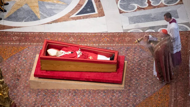 TẠI SAO MÀU ĐỎ LẠI LÀ MÀU TANG LỄ CỦA CÁC ĐỨC GIÁO HOÀNG?