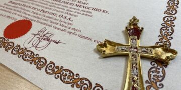 THÁNH GIÁ ĐEO NGỰC CỦA ĐỨC GIÁO HOÀNG LEO XIV CÓ THÁNH TÍCH CỦA HAI THÁNH AUGUSTIN VÀ MONICA