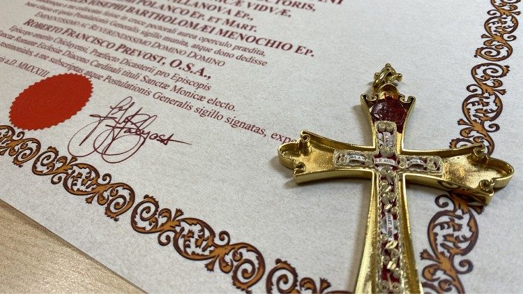 THÁNH GIÁ ĐEO NGỰC CỦA ĐỨC GIÁO HOÀNG LEO XIV CÓ THÁNH TÍCH CỦA HAI THÁNH AUGUSTIN VÀ MONICA