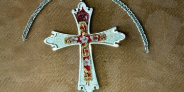 MỘT THÁNH GIÁ ĐEO TRƯỚC NGỰC CỦA ĐỨC GIÁO HOÀNG LEO XIV CÓ THÁNH TÍCH THÁNH LEO CẢ