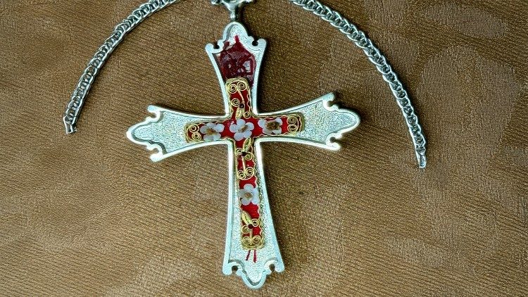 MỘT THÁNH GIÁ ĐEO TRƯỚC NGỰC CỦA ĐỨC GIÁO HOÀNG LEO XIV CÓ THÁNH TÍCH THÁNH LEO CẢ