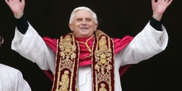 Ý NGHĨA LỄ PHỤC CỦA TÂN GIÁO HOÀNG TRONG LẦN XUẤT HIỆN ĐẦU TIÊN