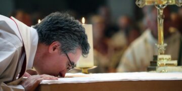 TẠI SAO LINH MỤC HÔN BÀN THỜ TRONG THÁNH LỄ?